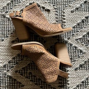 Universal thread Miliana Cut Out heels
